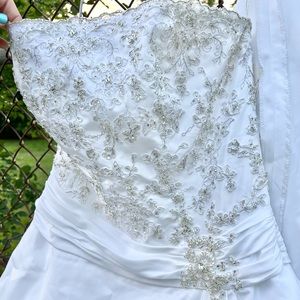 BNWT David’s Bridal Wedding Gown size 12-14